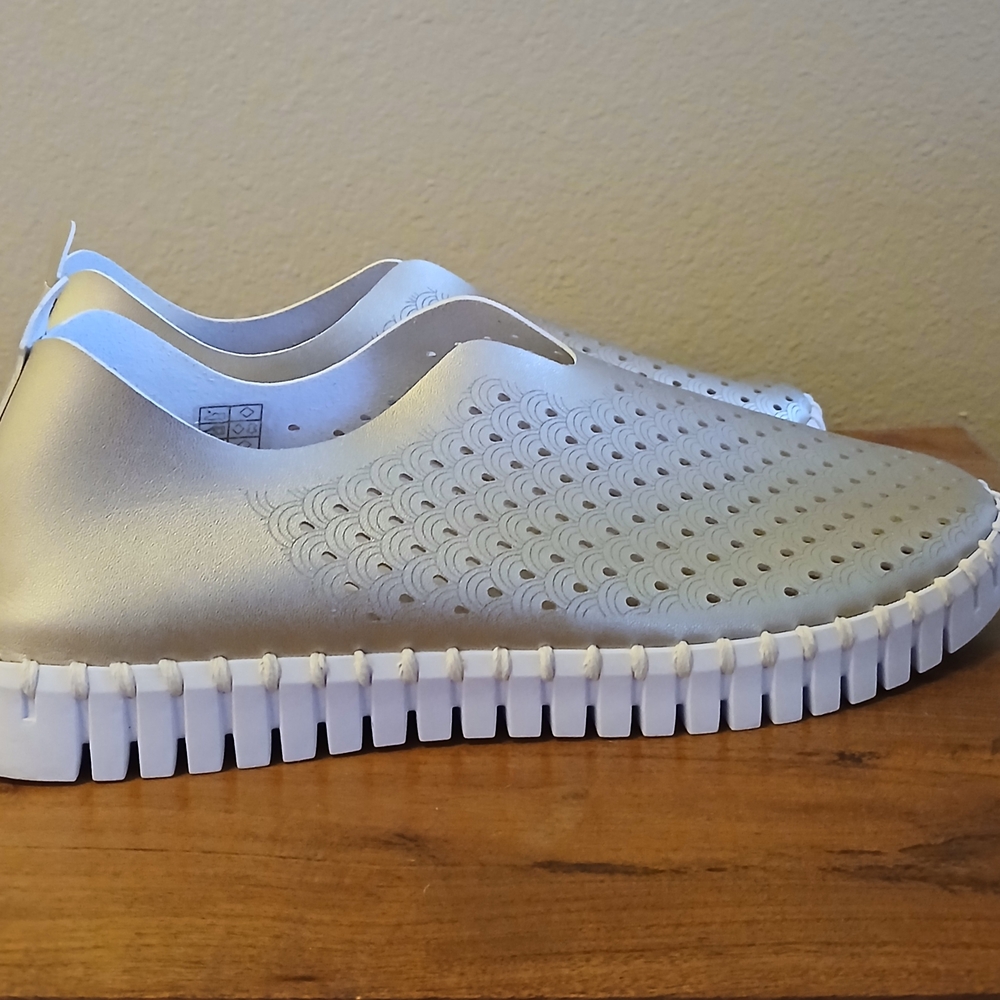 Ilse Jacobsen Champagne | Soft Golden Leather and White Sneakers